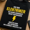 Lustiges Elektriker T-Shirt mit dem Spruch über Dummheit nicht reparieren und Folgen beheben