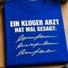 Lustiges T-Shirt für Ärzte und Mediziner mit dem Spruch „EIN KLUGER ARZT HAT MAL GESAGT:“ und unleserlicher Arztkritzelei