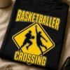T-Shirt mit dem Spruch BASKETBALLER CROSSING im gelb-schwarzen Warnschild-Design mit zwei Basketballspielern