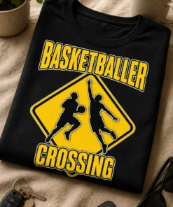T-Shirt mit dem Spruch BASKETBALLER CROSSING im gelb-schwarzen Warnschild-Design mit zwei Basketballspielern