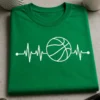 Minimalistisches Herzschlag-Motiv mit integriertem Basketball in weißer Liniengrafik