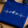 Minimalistisches T-Shirt mit weißer EKG-Linie, die in eine Bergsilhouette übergeht