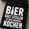 Lustiges T-Shirt mit dem Spruch BIER KALT STELLEN IST AUCH IRGENDWIE KOCHEN in weißer Typografie