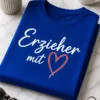 Minimalistisches Erzieher T-Shirt mit weißem Schriftzug und rotem Herz