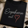 Typografisches Design mit dem Schriftzug „Erzieherin mit“ und rotem Herz