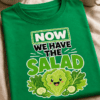 Lustiges T-Shirt mit dem Spruch NOW WE HAVE THE SALAD im Denglisch-Stil mit grünem Salatmotiv