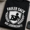 Lustiges T-Shirt mit dem Spruch „FAULER SACK AUS LEIDENSCHAFT!“ im Wappen-Design