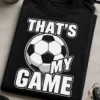 Lustiges T-Shirt für Fußballfans mit dem Spruch THAT'S MY GAME und Fußballmotiv