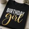Typografisches Design mit dem Spruch BIRTHDAY girl in Weiß und Gold