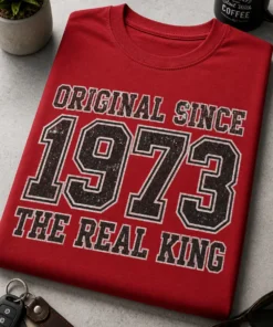 Vintage Typografie T-Shirt mit dem Spruch ORIGINAL SINCE 1973 THE REAL KING