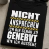 T-Shirt mit dem Spruch NICHT ANSPRECHEN ICH BIN GENAU SO GENERVT WIE ICH AUSSEHE im Warnschild-Stil
