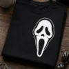 Minimalistische weiße Geistermaske im Horror-Stil als Brustmotiv auf dunklem T-Shirt