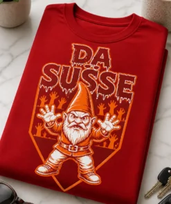 T-Shirt mit dem Spruch „DA SÜSSE“ und grimmigem Gartenzwerg im Halloween-Horror-Stil