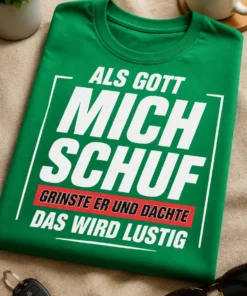 T-Shirt mit dem Spruch ALS GOTT MICH SCHUF GRINSTE ER UND DACHTE DAS WIRD LUSTIG in markanter Typografie