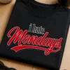 T-Shirt mit dem Spruch „i hate Mondays“ in schwarzer und roter Typografie