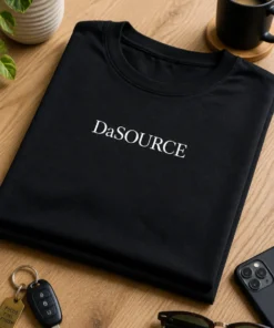 Minimalistisches schwarzes T-Shirt mit dem Spruch „DaSOURCE“ als kleiner Brustprint in weißer Serifenschrift
