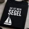 Lustiges T-Shirt für Paare mit dem Spruch SIE IST MEIN SEGEL und kleinem Segelboot