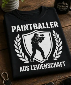 Lustiges T-Shirt für Paintballer mit dem Spruch „PAINTBALLER AUS LEIDENSCHAFT“ und Paintball-Spieler im Wappenmotiv