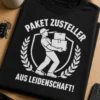 Lustiges T-Shirt für Paketboten mit dem Spruch PAKET ZUSTELLER AUS LEIDENSCHAFT! und Zusteller-Motiv