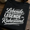 T-Shirt mit dem Spruch „Lebende LEGENDE im Ruhestand“ in markanter typografischer Gestaltung