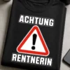 Lustiges T-Shirt für Rentnerinnen mit dem Spruch ACHTUNG RENTNERIN und Warnschild