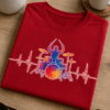 Minimalistisches T-Shirt mit horizontaler EKG-Linie, die in ein Drumset mit Drummer übergeht