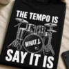 T-Shirt für Schlagzeuger mit Schlagzeug-Motiv und dem Spruch THE TEMPO IS WHAT I SAY IT IS