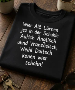 Lustiges T-Shirt mit dem Spruch „Wier Ale Lärnen jez in der Schuhle AuHch Änglisch uhnd Vranzösisch, Weihl Doitsch könen wier schohn!“ in handschriftlicher Optik