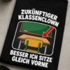 Lustiges Schüler T-Shirt mit dem Spruch ZUKÜNFTIGER KLASSENCLOWN BESSER ICH SITZE GLEICH VORNE und Klassenraum-Motiv