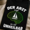Lustiges Segler T-Shirt mit dem Spruch DER ARZT sagt es ist UNHEILBAR und Gehirn mit Segelboot