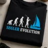 Segler Evolutionsmotiv mit Segelboot und dem Spruch SEGLER EVOLUTION