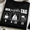 Lustiges T-Shirt für Segler und Bierfans mit dem Spruch „MEIN perfekter TAG 8 8 - 22 22“ sowie Kaffee-, Segelboot- und Bierkrug-Symbolen