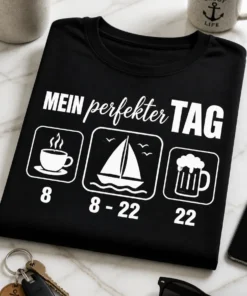 Lustiges T-Shirt für Segler und Bierfans mit dem Spruch „MEIN perfekter TAG 8 8 - 22 22“ sowie Kaffee-, Segelboot- und Bierkrug-Symbolen