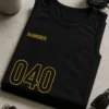 Lustiges T-Shirt für Streetwear-Fans mit dem Spruch „DaSOURCE 040“ im sportlichen Jersey-Look