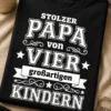 T-Shirt mit dem Spruch STOLZER PAPA von VIER großartigen KINDERN in weißer Vintage-Typografie