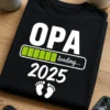 T-Shirt mit dem Spruch „OPA loading... 2025“ und Babyfüßen als lustige Babyankündigung für werdende Opas