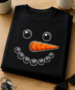 Schlichtes T-Shirt mit minimalistischem Schneemann-Gesicht auf der Brust
