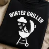 Lustiges T-Shirt für Wintergriller mit dem Spruch WINTER GRILLER und Grillmotiv mit Schneeflocken
