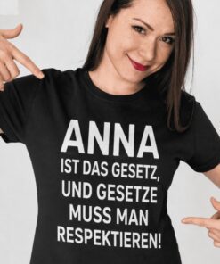 Lustiges T-Shirt ist das Gesetz mit beliebigem Namen