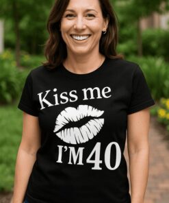 Lustiges T-Shirt Kiss me mit beliebigem Alter