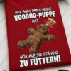 T-Shirt mit Spruch WER AUCH IMMER MEINE VOODOO-PUPPE HAT HÖR AUF SIE STÄNDIG ZU FÜTTERN! und gezeichneter Voodoo-Puppe mit Pizza