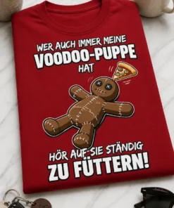 T-Shirt mit Spruch WER AUCH IMMER MEINE VOODOO-PUPPE HAT HÖR AUF SIE STÄNDIG ZU FÜTTERN! und gezeichneter Voodoo-Puppe mit Pizza