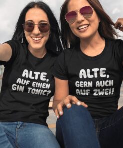 Pärchen-T-Shirts Alte auf einen Gin Tonic